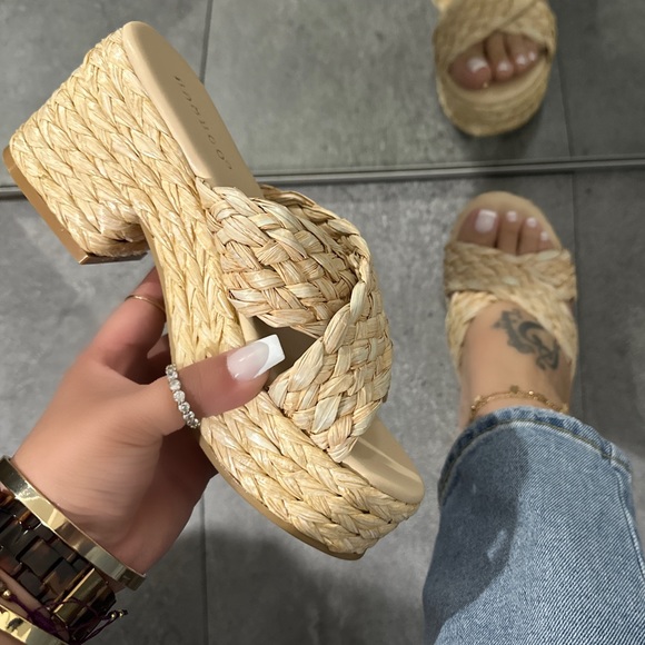 NWT!! RAFFIA NATURAL CRISS CROSS PLATFORM CHUNKY HEEL SLIDE SANDAL - Picture 3 of 11